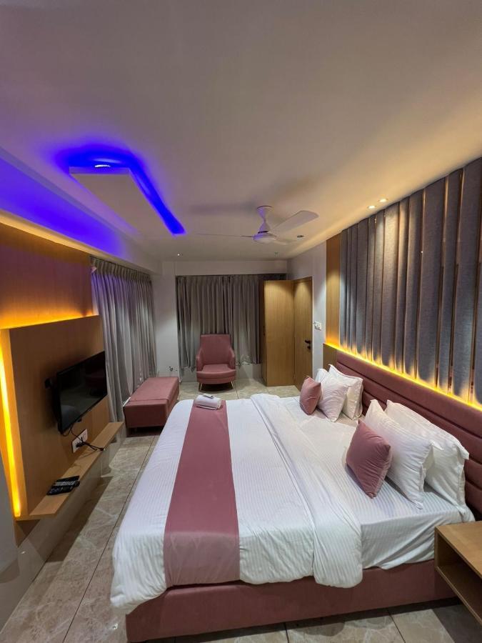 Hotel Cozzy Palace Surate Extérieur photo