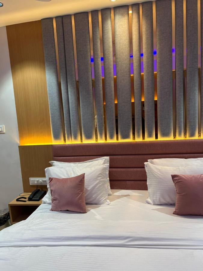 Hotel Cozzy Palace Surate Extérieur photo